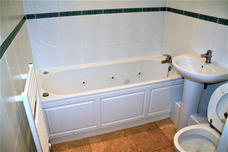 2 bedroom flat to rent - Photo 3