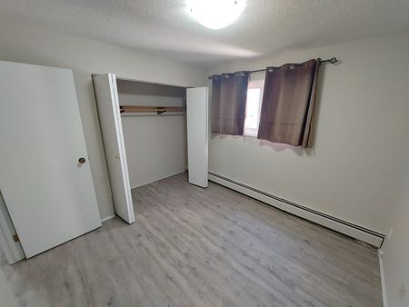 Unit Available in Mature Area of Downtown! One Month Free Rent!! - Photo 2