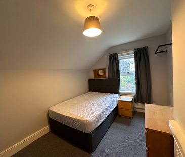 4 or 5 bedroom house - Photo 3