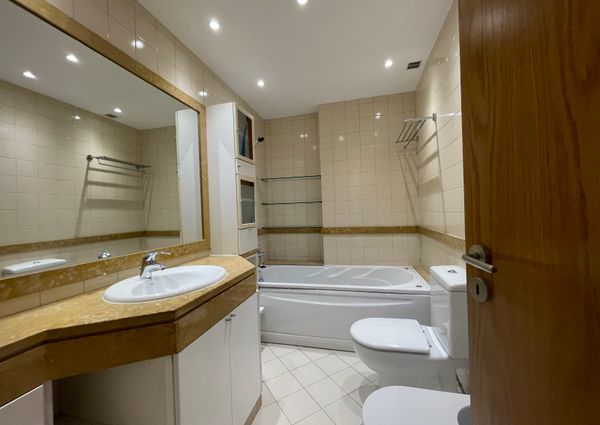 Apartamento T3 com estacionamento e vista de mar em Santo Amaro de Oeiras