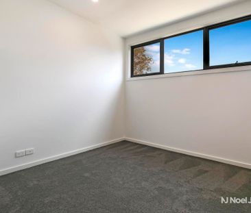 1/6 Esther Crescent, MOOROOLBARK - Photo 2