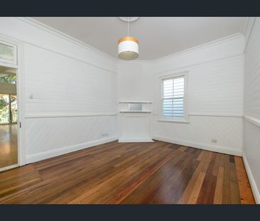 ARCHITECTURALLY DESIGNED HOME - Photo 4