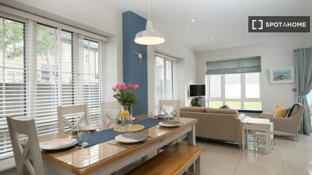 Room for rent in 4-bedroom house in Rathcoole, Dublin - Photo 3