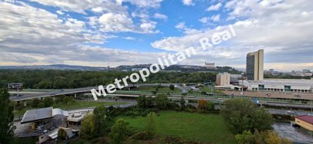 Zrekonštruovaný a zariadený 3 izbový byt s loggiou na začiatku Petržalky s výhľadom na hrad - Photo 3