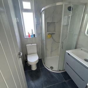 1 bedroom in a house share to rent - Photo 2