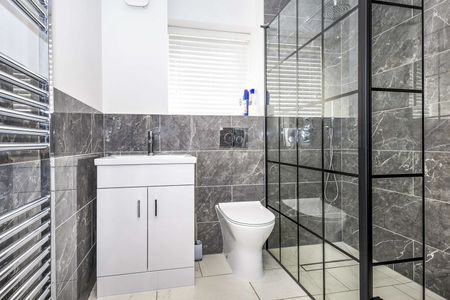 2 bedroom apartment to rent Station Road, Hayling Island, Hampshire, PO11 - Photo 5