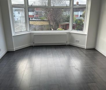 3 Bed Semi-Detached House, Sandhurst Drive, IG3 - Photo 4