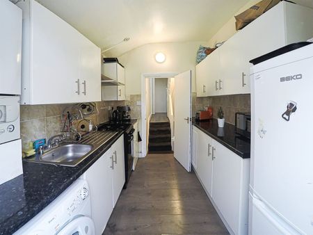 Room in a Shared House, High Road Leytonstone, E11 - Photo 2