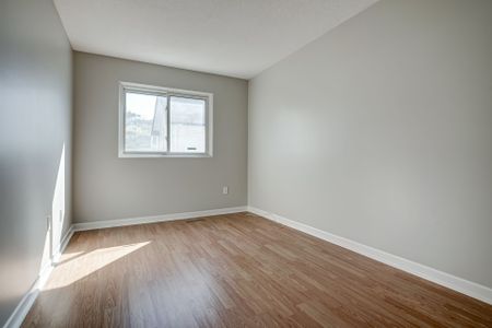 For Lease - 2411 Sovereign Street Unit# 1, Oakville, Ontario - Photo 3
