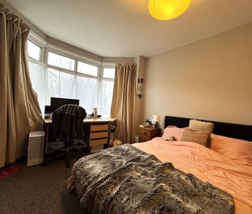 4 bedroom semi-detached house to rent - Photo 2