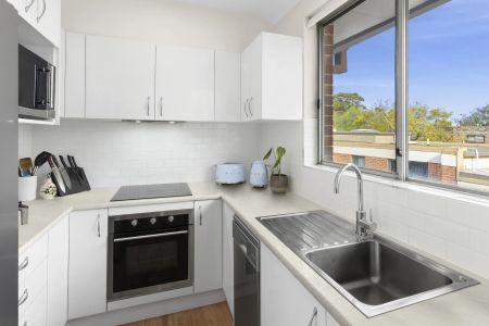 Light-Filled Apartment in Premium Lifestyle Location - Photo 5