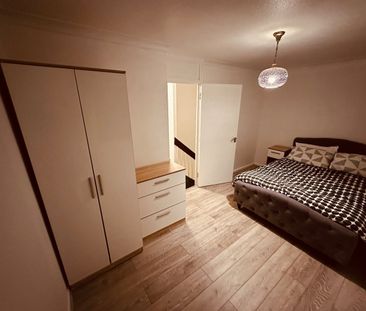 2 Bed Terraced House, Lyneham Walk, E5 - Photo 4