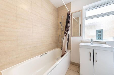 3 bedroom flat to rent - Photo 3