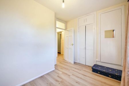 3 bedroom flat to rent - Photo 4