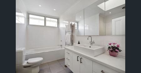 Gorgeous, light filled Victorian home - Photo 3