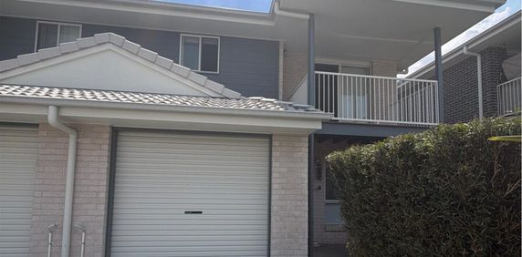 FOR RENT - MODERN 3-BEDROOM TOWNHOUSE - Photo 2