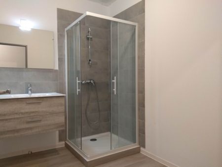 Location Appartement 3 pièces 66m² LEZIGNAN CORBIERES 11200 - Photo 3