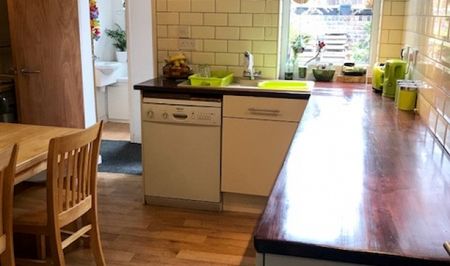 Recently Renovated 3 bedroom student property with 2 bathrooms - Photo 5