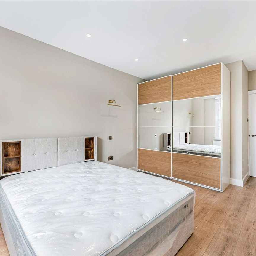 An exceptional one bedroom first floor apartment set within an elegant period building in the heart of Ealing - Photo 1