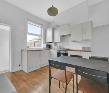 3 Bed Terraced House, Field Road, E7 - Photo 4