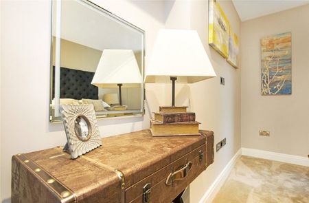 3 bedroom in Hampstead - Photo 3