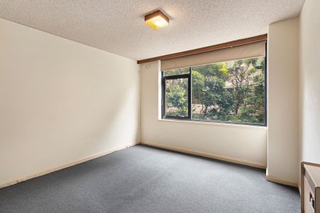 Light and Bright Refreshed Apartment - Photo 2