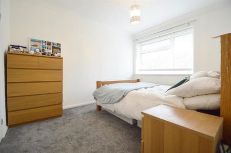 3 bedroom flat to rent - Photo 4