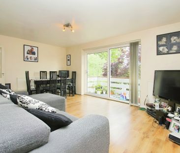 2 bed flat to rent in Laburnum Grove, Langley, SL3 - Photo 2