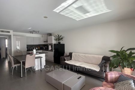 Location Appartement 63m² HYERES 83400 - Photo 2