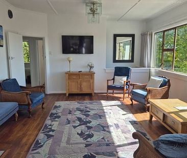 Fully Furnished Sunny Art Deco Home - Photo 5