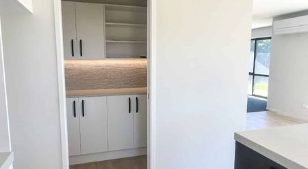 Modern 4 Bedroom Halswell Home - Photo 4