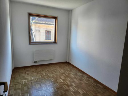 APPARTEMENT 4 PIECES CENTRE VILLE ET ASCENSEUR UN LOYER NET OFFERT ! - Photo 3