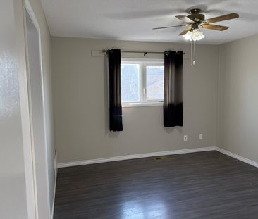 Beautiful 5 Bedroom Home in Eastview! - Photo 3