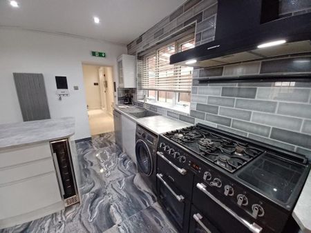 1 bedroom in a house share to rent - Photo 4