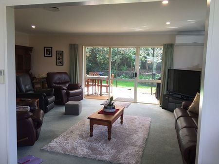 Beautiful 4 bed rooms Family home in Orewa - Photo 2