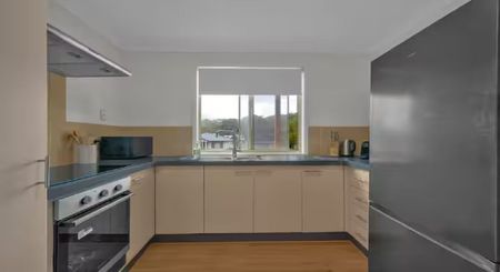 Stylish Ground-Floor Coastal Retreat – Walk to Copacabana Beach - Photo 2