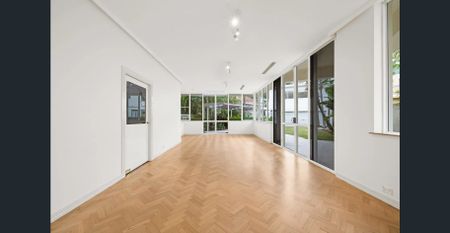 Spacious Five-Bedroom Home with Double Garage, Self Contained Flat & Stunning Harbour Views - Photo 4