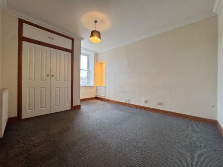 3 bedroom flat to rent - Photo 4
