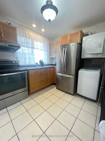Detached Home For Lease | N9236747 - Photo 5