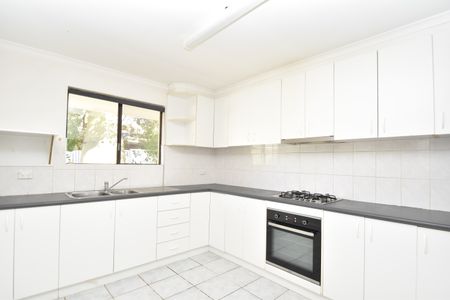 Four Bedroom, Two Bathroom - Private Rental - Photo 2