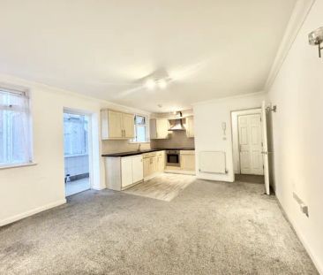 Victoria Road North, Southsea - Photo 1