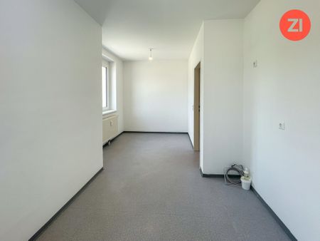 Geförderte 3- Zimmer Wohnung inkl. Loggia und Stellplatz! Einbau einer Küche möglich - Photo 2