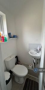 1 bedroom in a house share to rent - Photo 3
