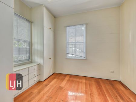 CHARMING 2 BEDROOM HOME WITH AIR CONDITIONING - Photo 4