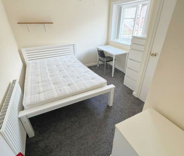 7 Bedroom Mid Terraced House - Photo 2