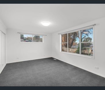 Spacious 3 Bedroom Home with Stunning Water & City Views - Photo 5