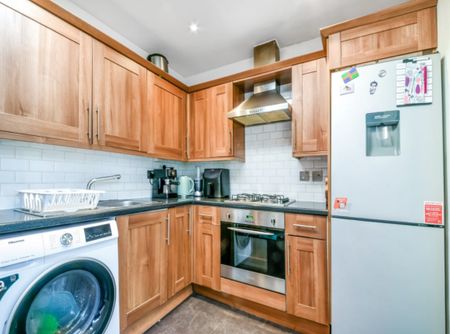 2 Bed Terraced House, Queen Street, CR0 - Photo 2