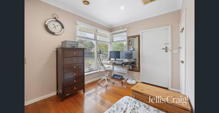 Spacious Living Close to Schools, Shops & the Bay - Photo 4