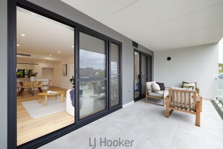 LUXURY LAKESIDE LIVING - Photo 4