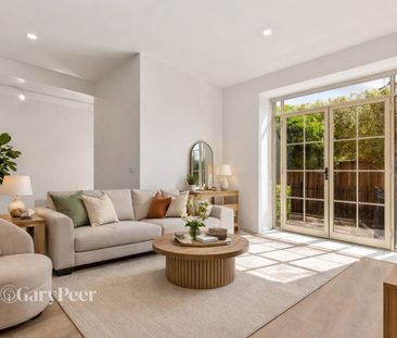 Light-filled townhouse living with focus on privacy & convenience - Photo 1